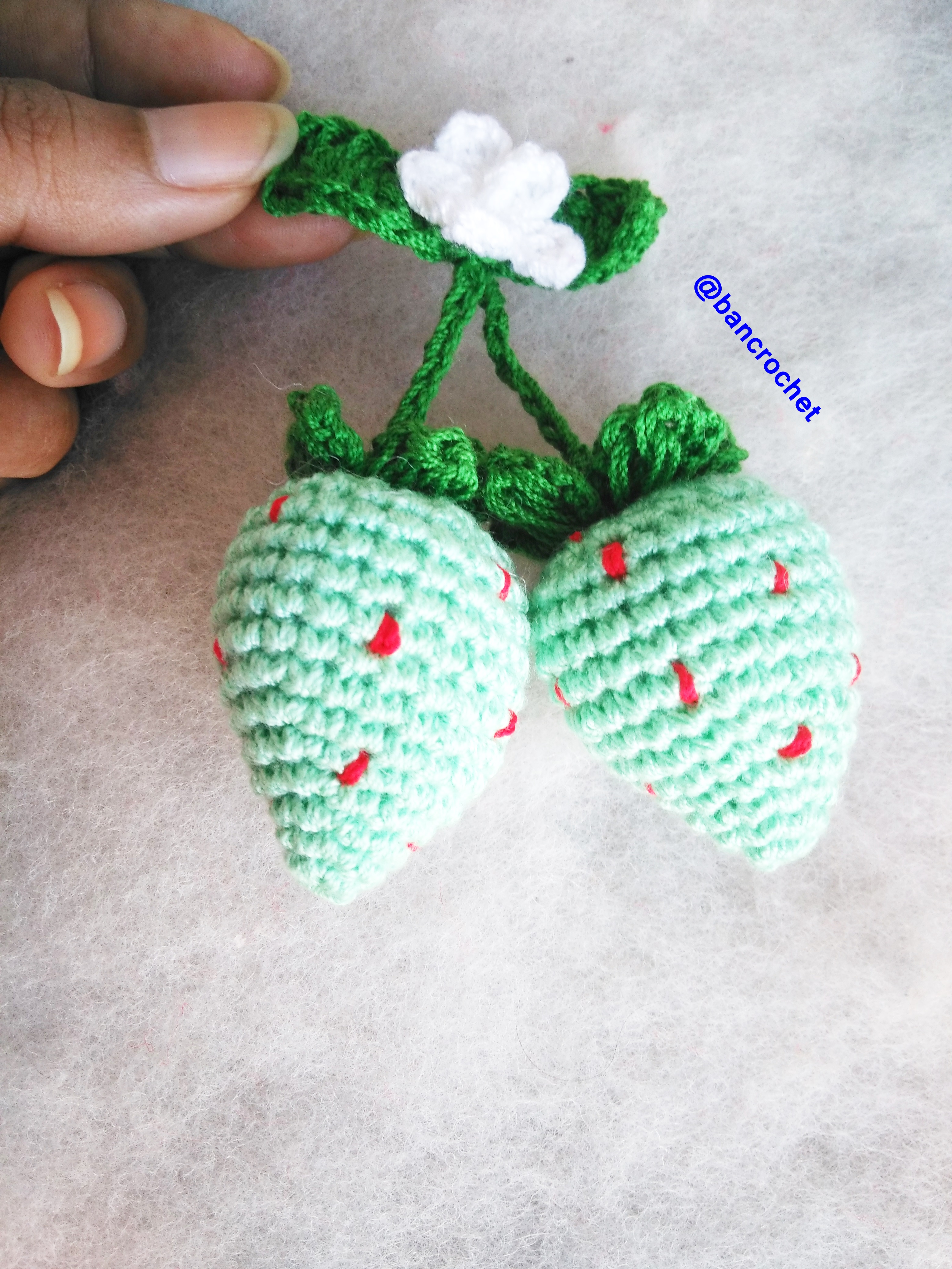 Bancrochet สตรอเบอรี่ถักโครเชต์ crochet strawberries เขียว 2.5 นิ้ว