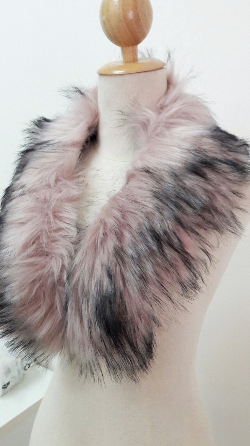 ขนเฟอร์ fur สีชมพูอ่อนแซมดำ ขนฟู ใช้ติดเสื้อหนาว หรือใช้พันคอเพิ่มความเก๋ มิกได้กับทุกชุด มาพร้อมกระดุมใส