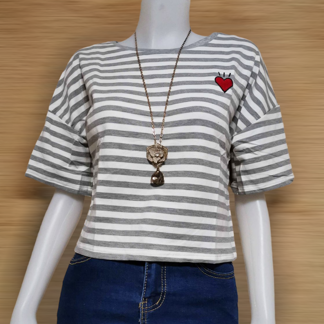Blouse3779 เสื้อยืดแขนสั้นลายริ้วโทนสีขาวเทาผ้าคอตตอนซอฟท์เนื้อดีหนานุ่มพิเศษยืดหยุ่นสูง งานน่ารักเนื้อผ้าใส่สบาย แมทช์กับขาสั้นหรือขายาวก็น่ารักไม่แพ้กัน