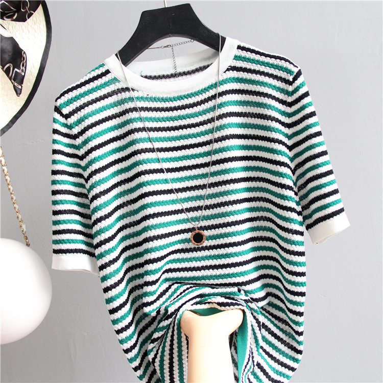 Blouse4037 เสื้อแฟชั่นนำเข้า เสื้อไหมพรมลายริ้วโทนสีขาวเขียว งานผ้าไหมพรมเนื้อดีนุ่มเนียนยืดขยายได้เยอะมาก ผ้ามีน้ำหนักทิ้งตัว ทรงปล่อยใส่สบาย งานสวยใส่ง่ายน่ารักมาก แมทช์กับอะไรก็เข้า