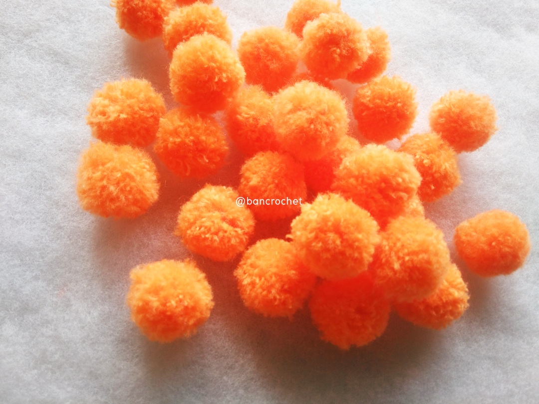 ปอมปอมไหมพรม ขนาด 2.5-3 ซม pom poms crochet ส้ม 2.5-3 ซม.