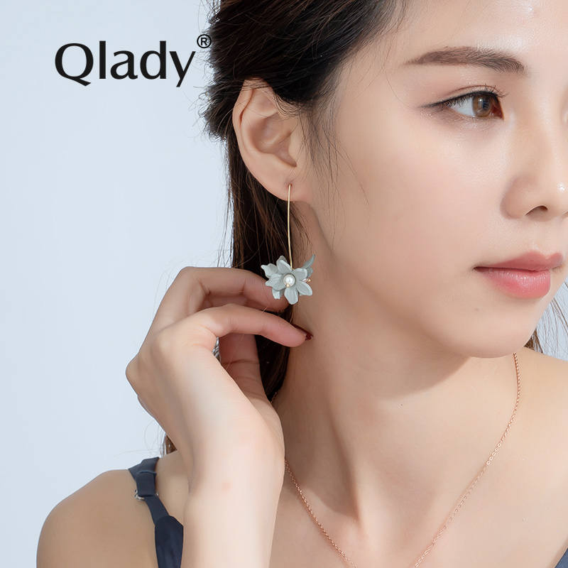 ต่างหู ตุ้มหูแฟชั่น By Qlady