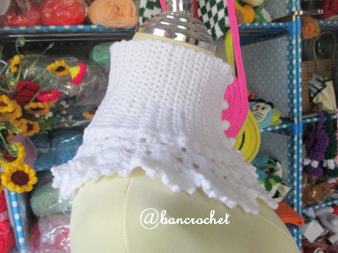 Bancrochet ผ้าคลุมคอถักโครเชต์ แบบมีกระดุมหน้า Crochet cowl สีขาว inch