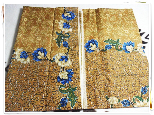 ผ้าถุงสำเร็จรูป ลายไทย สีทอง P009