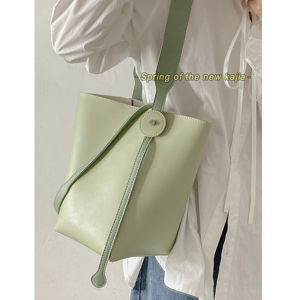 กระเป๋าสะพายข้างผู้หญิง กระเป๋าสะพายสไตล์เกาหลี By Japanese フェンディ authentic bag