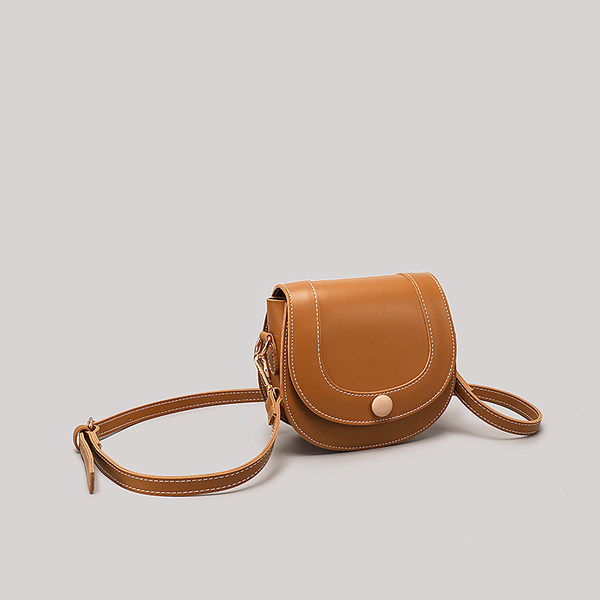กระเป๋าสะพายข้างผู้หญิง กระเป๋าสะพายสไตล์เกาหลี By Japanese フェンディ authentic bag