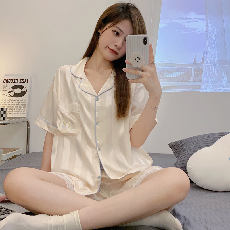 ชุดนอนผู้หญิง