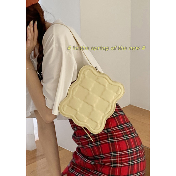 กระเป๋าสะพายข้างผู้หญิง กระเป๋าสะพายสไตล์เกาหลี By Japanese フェンディ authentic bag