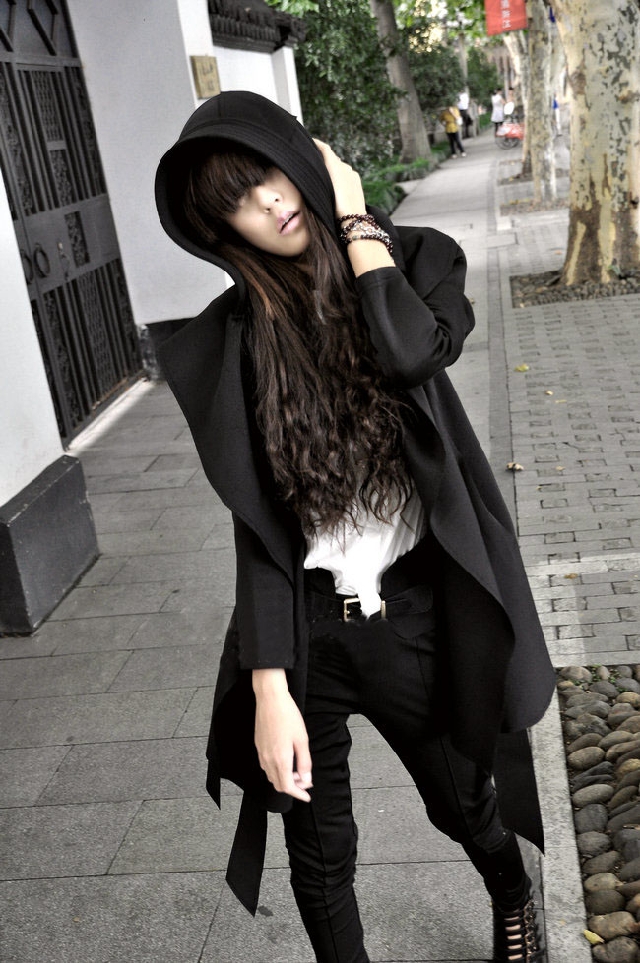 เสื้อคลุมทรงเก๋ สีดำ จะผูกเอวหรือจะใส่แบบปล่อยๆ ก็เก๋ เนื้อผ้ายืดหยุ่นมีน้ำหนักทิ้งตัว ไม่หนาใส่คลุมสบายๆ มีฮู้ดค่ะ Black