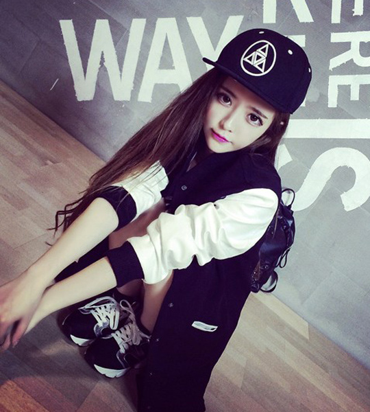 เสื้อคลุมเบสบอล ผ้าคอตตอน เนื้อบาง สีขาวดำ ทรงยาวเก๋ๆ พร้อมส่ง same pic