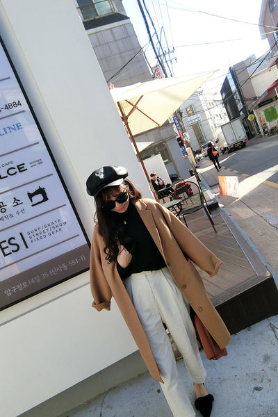 เสื้อโค้ททรงสวย มาพร้อมผ้าคาดเอว ใส่ได้หลายแบบ ผ้าสักกะหลาด เนื้อไม่หนา รุ่นนี้ไม่มีบุซับในนะคะ งานเก๋ๆ ใส่คลุมวันสบายๆจ้า พร้อมส่งจ้า น้ำตาลกากี