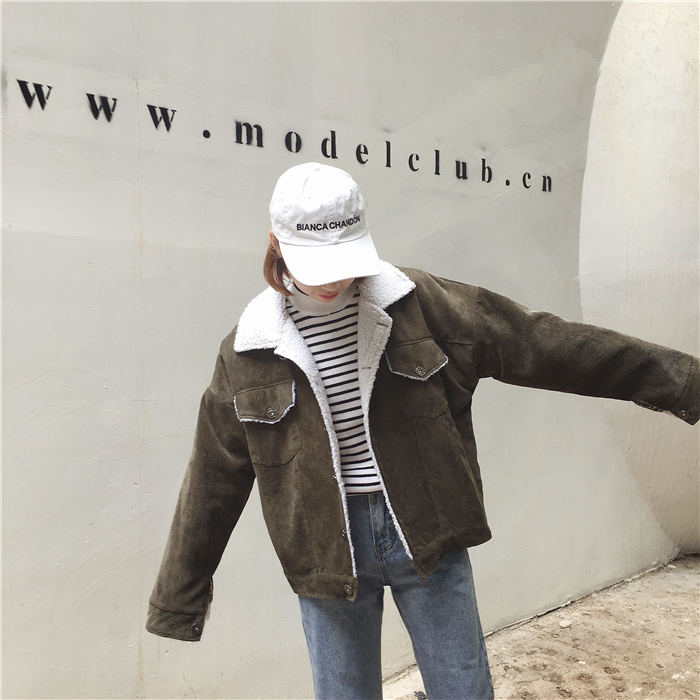 แจ็คเก็ตผ้าลูกฟูก สีเขียงขี้ม้า ด้านในบุขนแกะช่วงตัว เนื้อบางเบา ใส่ชิลๆวันสบายๆ