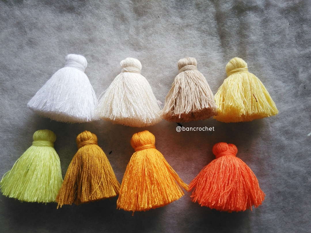 (ราคาส่งคละสี สั่งขั้นต่ำ 12 ชิ้น) พู่แบบหนาฟู ขนาด 2 นิ้ว 4 ply tassel crochet acrylic yarn 4 ply คละสี 2 นิ้ว