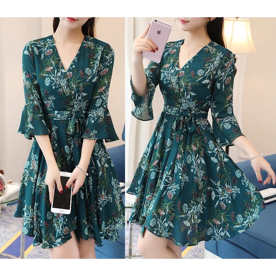 Dress4461 เดรสลายดอกไม้สีเขียวเข้ม คอวีป้าย แขนสามส่วนระบาย ซิปหลังใส่ง่าย มีซับในอย่างดีทั้งชุด มีผ้าผูกเอว ผ้าชีฟองเกรดพรีเมียมเนื้อดีหนามีน้ำหนักทิ้งตัว งานดีทรงดีสีสวย เรียบหรูดูแพง ใส่เที่ยว/ใส่ทำงานได้