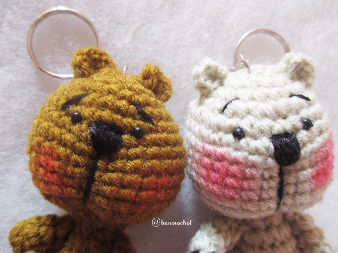 พวงกุญแจตุ๊กตาหมีถัก ขนาด 4 นิ้ว bear amigurumi crochet keychain 4 inches