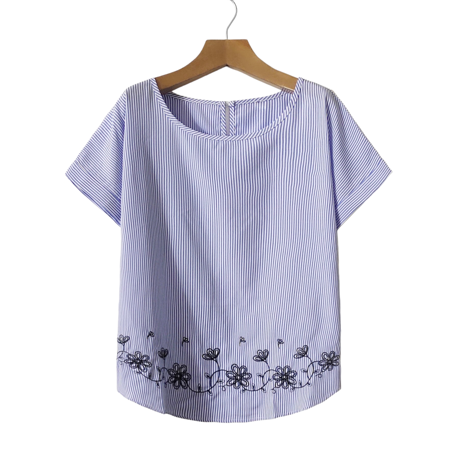 🌼 Blouse4075 เสื้อโอเวอร์ไซส์/เสื้อสาวอวบลายริ้วฟ้าขาว ทรงแขนเบิ้ลเก๋ๆ พร้อมปักลายดอกไม้ที่ชายเสื้อ เพิ่มความละมุนเบาๆ น่ารักแบบสาวอบอุ่น ลุคสบายแต่มีดีเทล!