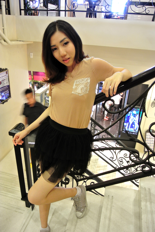 เสื้อแฟชั่น เสื้อยืดคอวี หลังลูกไม้