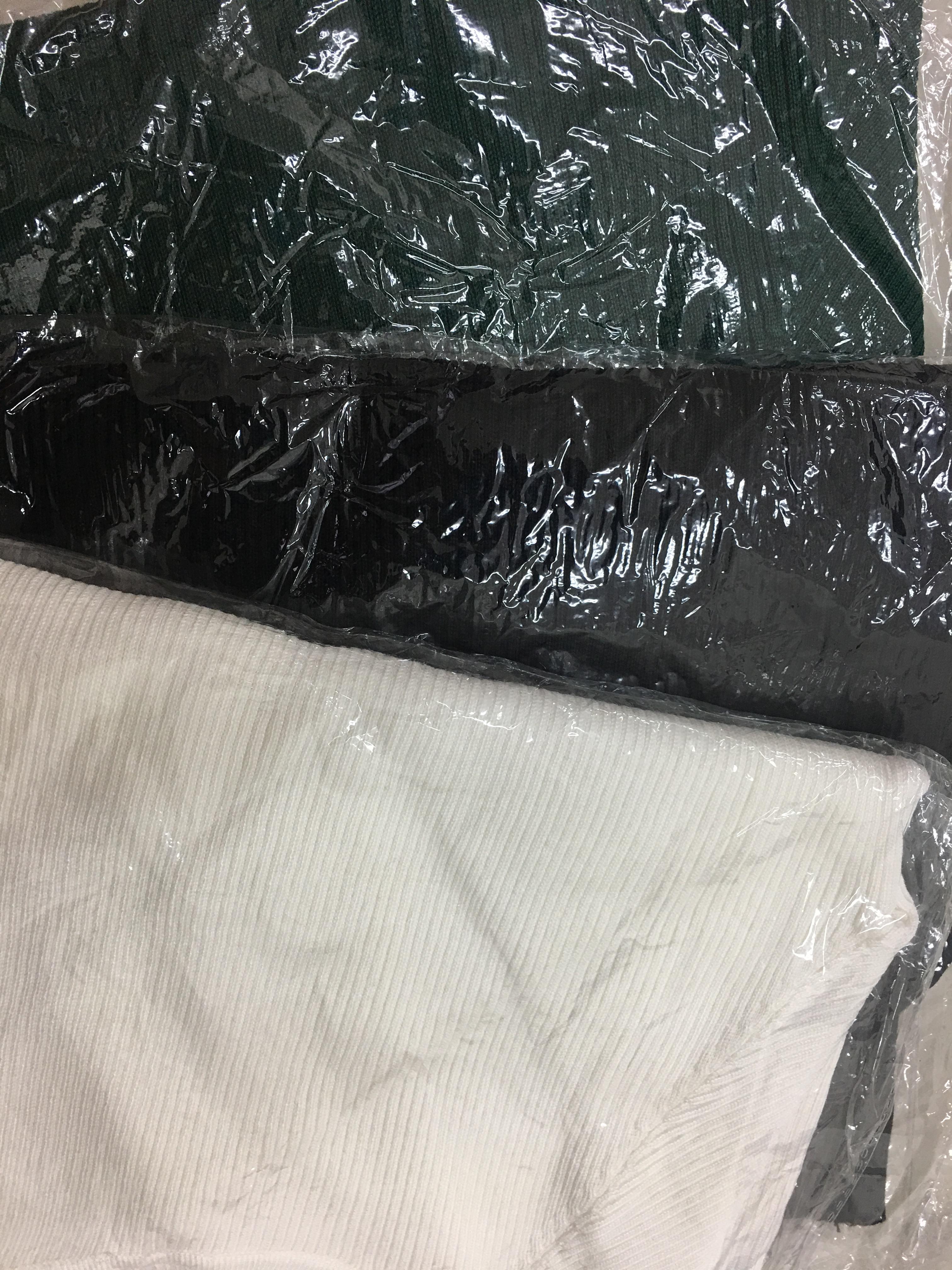 สีขาว : เสื้อไหมพรมคอเต่า ผ้านุ่ม แต่งช่วงปลายคอ แขน ชายเสื้อ ผ้าร่องมี texture ในตัว งานดี ยืดได้เยอะ