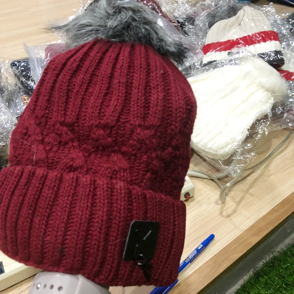 หมวกไหมพรมเนื้อนุ่ม Logo ช่วงปีกหมวก ด้านในบุขนอุ่น พร้อมส่ง