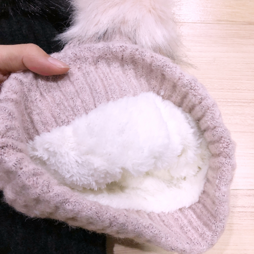 หมวกทรงยอดฮิต ไหมพรมขนกระต่ายเนื้อนุ่ม แต่งพู่กลมขนฟูที่ปลายหมวก ด้านในบุขนอุ่น พร้อมส่ง