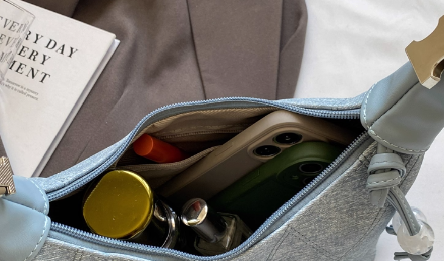 กระเป๋าสะพายข้าง ผู้หญิง ผ้ายีนส์ กระเป๋าสะพายใหญ่ สวย ๆ ผสมผสาน กับหนังแท้ อย่างลงตัว 217973