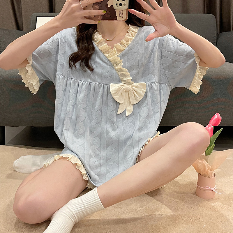ชุดนอนผู้หญิง