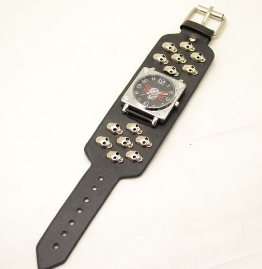 นาฬิกาข้อมือ สายหนังแท้ เส้นใหญ่ สีดำ สไตล์ ร็อคเกอร์ ติดจี้ หัวกะโหลก สีเงิน เท่ ๆ หน้าปัด หัวกะโหลก สีดำ แบบ พั้งค์ร็อค นาฬิกา เท่ ๆ แบบสวย 696809