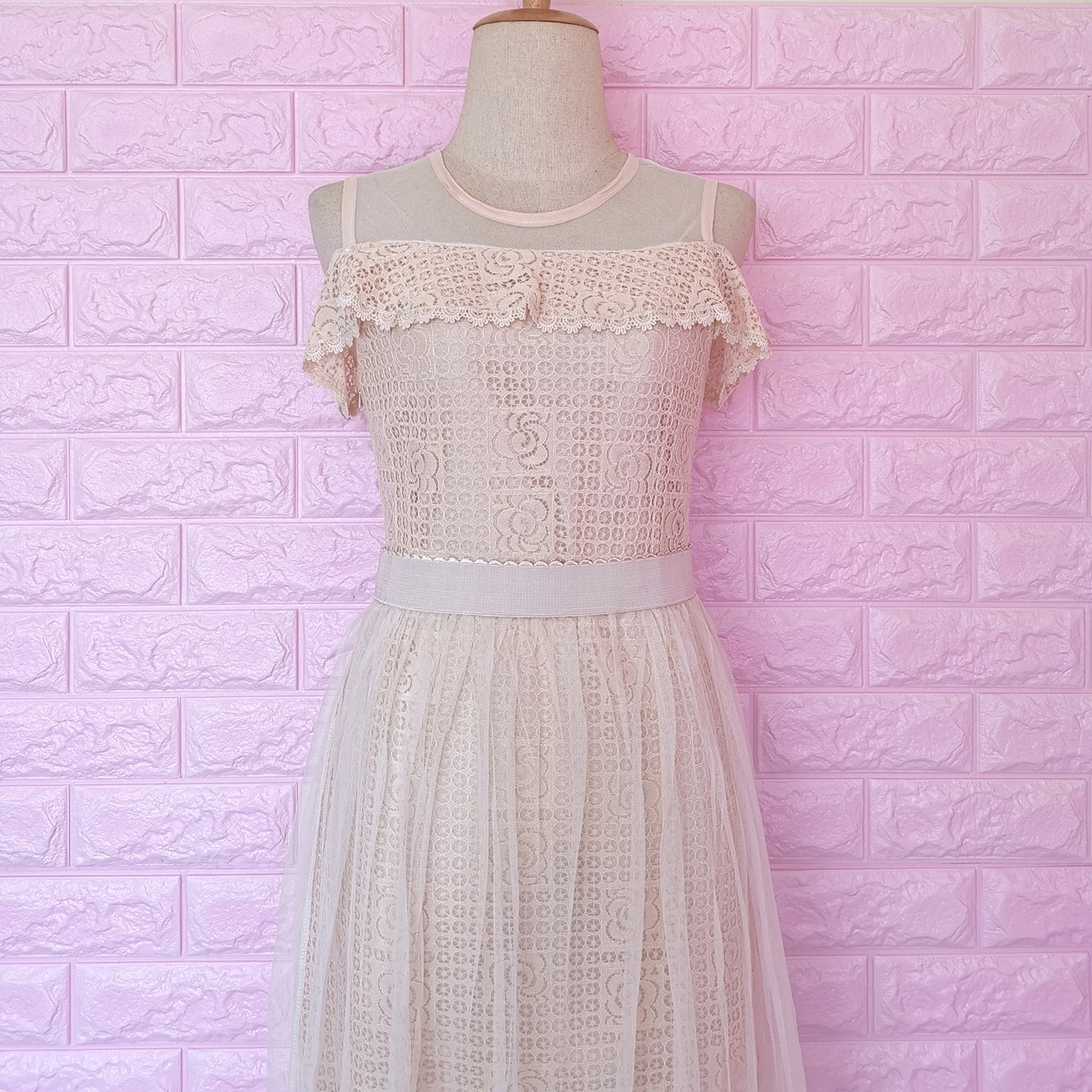 Dress4750 เดรสลูกไม้สีครีมเว้าไหล่แต่งระบาย มีกระโปรงผ้ามุ้งเอวยืดชายลูกไม้