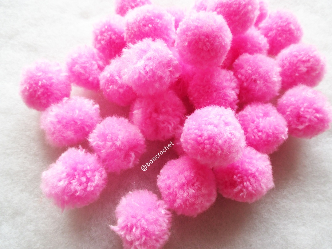 ปอมปอมไหมพรม ขนาด 2.5-3 ซม pom poms crochet ชมพูเข้ม 2.5-3 ซม.