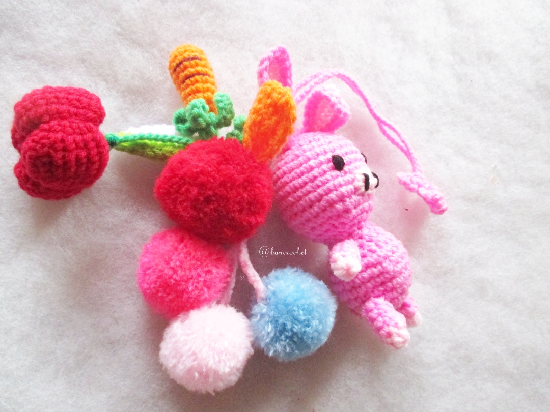 หมูกระต่ายถักไหมพรมติดพู่ปอมปอมห้อยผลไม้ถัก Pompom tassel crochet