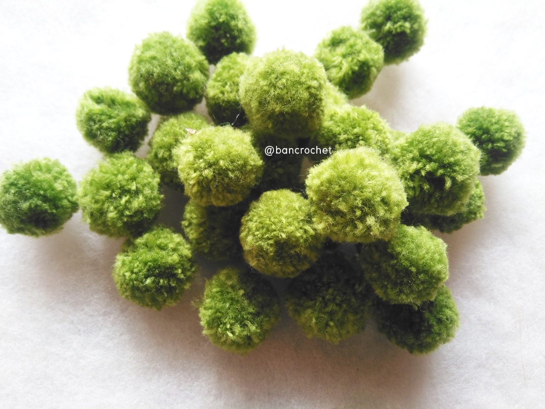 ปอมปอมไหมพรม ขนาด 2.5-3 ซม pom poms crochet เขียวขี้ม้า 2.5-3 ซม.
