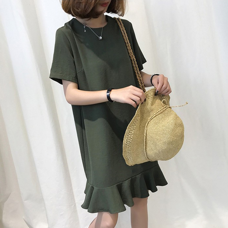 Dress4661 เดรสโอเวอร์ไซส์ทรงปล่อยชายระบายสีพื้นเขียวขี้ม้า ซิปหลังใส่ง่าย ผ้าโพลีเนื้อดีนุ่มน่าใส่ ผ้ามีน้ำหนักทิ้งตัว งานสไตล์มินิมอลทรงเบสิคใส่ได้ทุกโอกาส