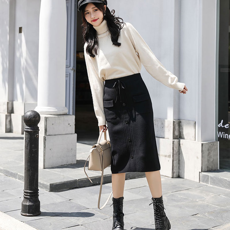 เสื้อกันหนาวแขนยาวคอเต่าสีครีมคู่กับกระโปรงยาวทรงเอผ้าขนสัตว์สีดำ