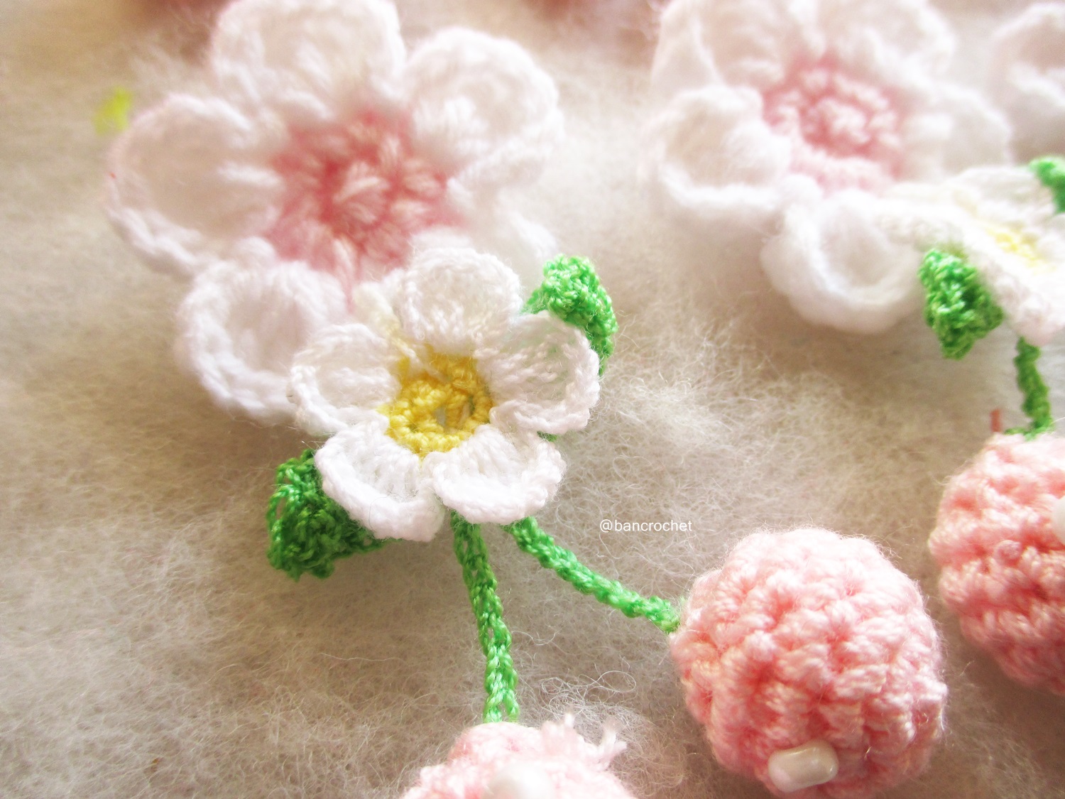 Bancrochet ช่อสตรอเบอรรี่ถักโครเชต์ crochet mini strawberry สีชมพู 2 นิ้ว