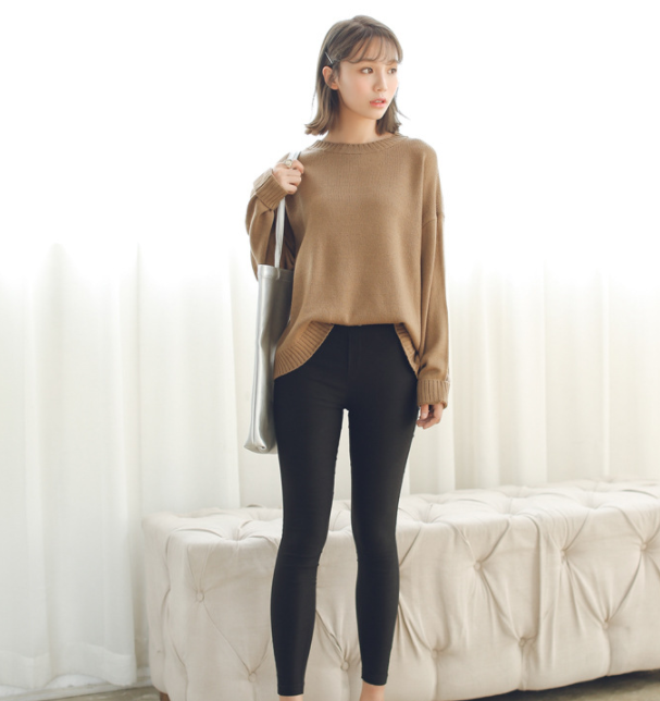 Sweater เสื้อสเวทเตอร์แขนยาว สีน้ำตาล ทรงสวย จะใส่เดี่ยวไหรือใส่โค้ทคลุมก็เริ่ด