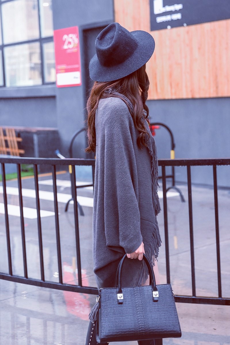 เสื้อคลุมถักไหมเนื้อละเอียดนุ่ม ทรงปีกค้างตาว เก๋ไก๋มากจ้า สีเทาเข้ม