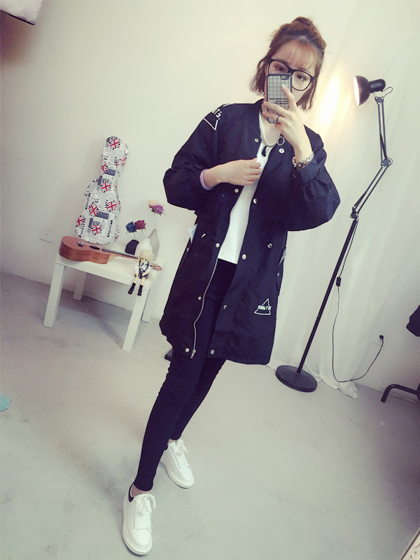 เสื้อคลุมสไตล์เกาหลี ทรงยาว ผ้าร่มเนื้อบางบุซับในช่วงอก แต่สกรีนลายจามจุดต่างๆ ดีเทลช่วงหลังเก๋ๆ พร้อมส่ง