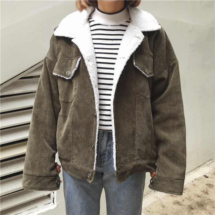 แจ็คเก็ตผ้าลูกฟูก สีเขียงขี้ม้า ด้านในบุขนแกะช่วงตัว เนื้อบางเบา ใส่ชิลๆวันสบายๆ