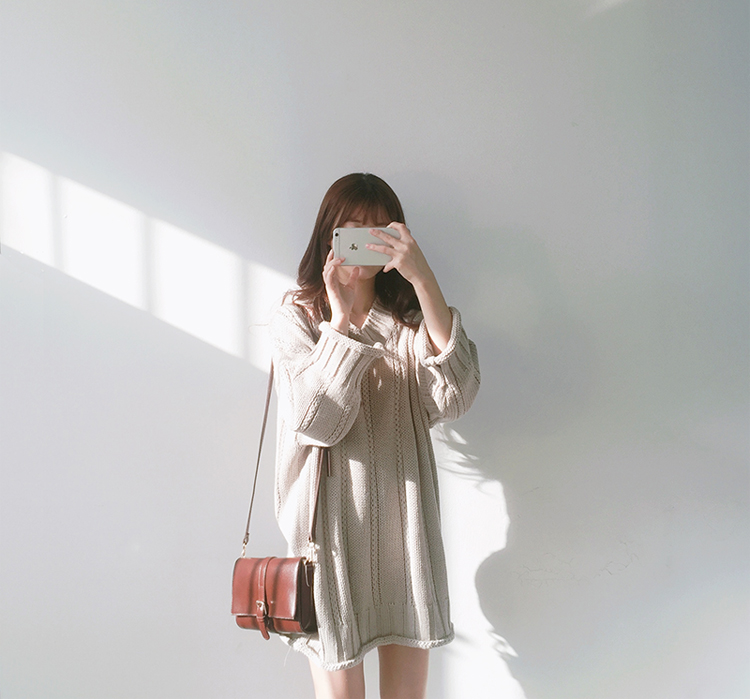 เสื้อไหมพรมตัวโคล่ง คอวี Sweater สีครีม ใส่เดี่ยวๆ หวานๆ ยาว 26.5 นิ้ว ครีม