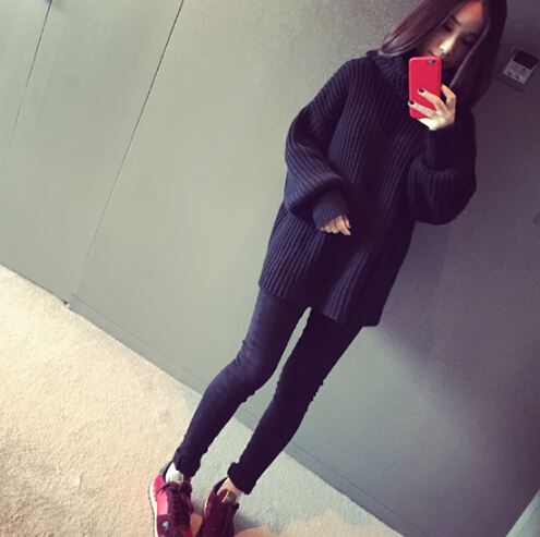 เสื้อไหมพรมคอเต่า ตัวโคล่ง สีดำ ยืดได้เยอะ ใส่เดี่ยวไหรือใส่โค้ทคลุมก็สวยจ้า