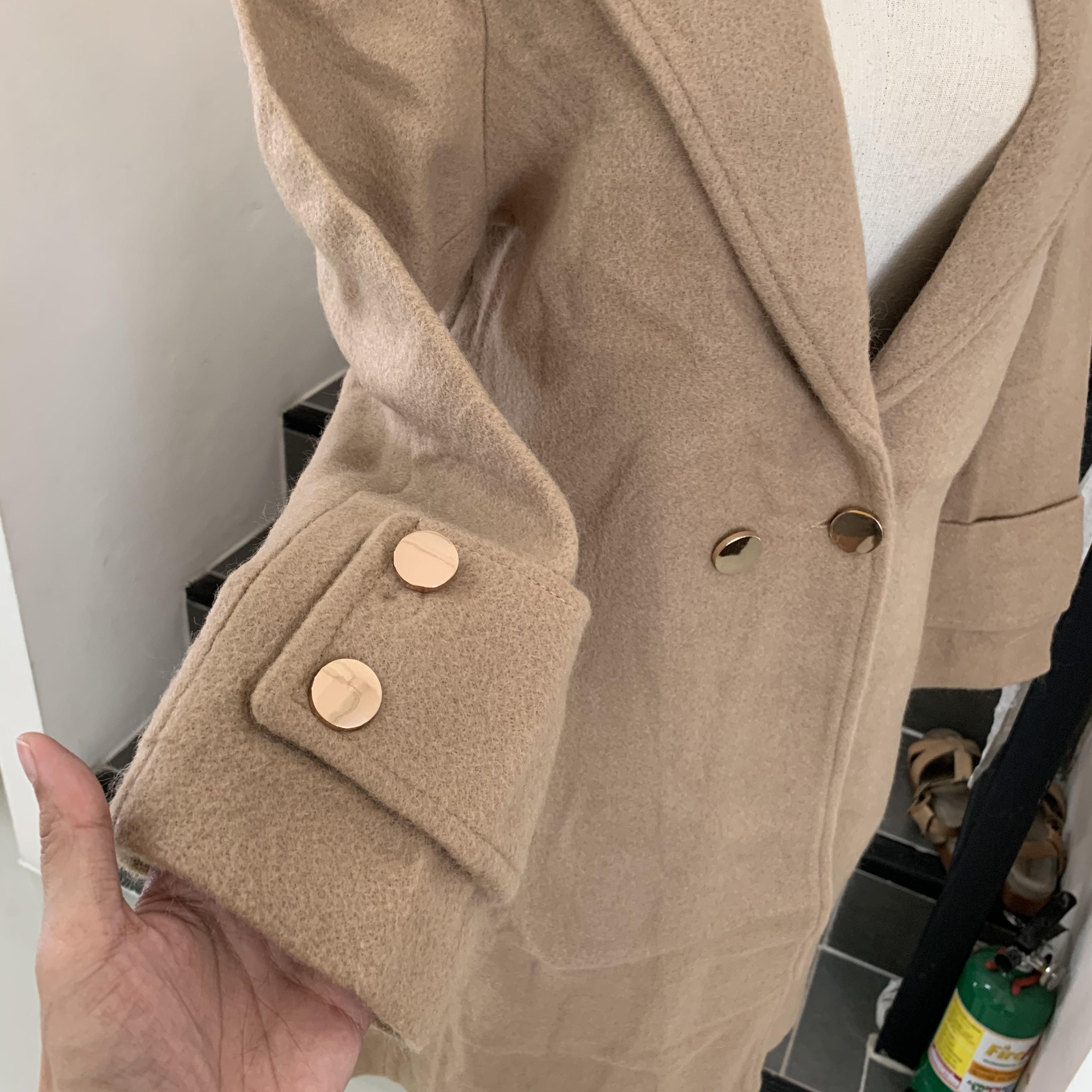 โอเวอร์โค้ท overcoat สไตล์ยุโรป กระดุมทอง แบบแขนเต่อ คาดหลัง ใส่ง่ายเข้ากับทุกชุด กันหนาวได้ดี พร้อมส่ง สีน้ำตาลอ่อน