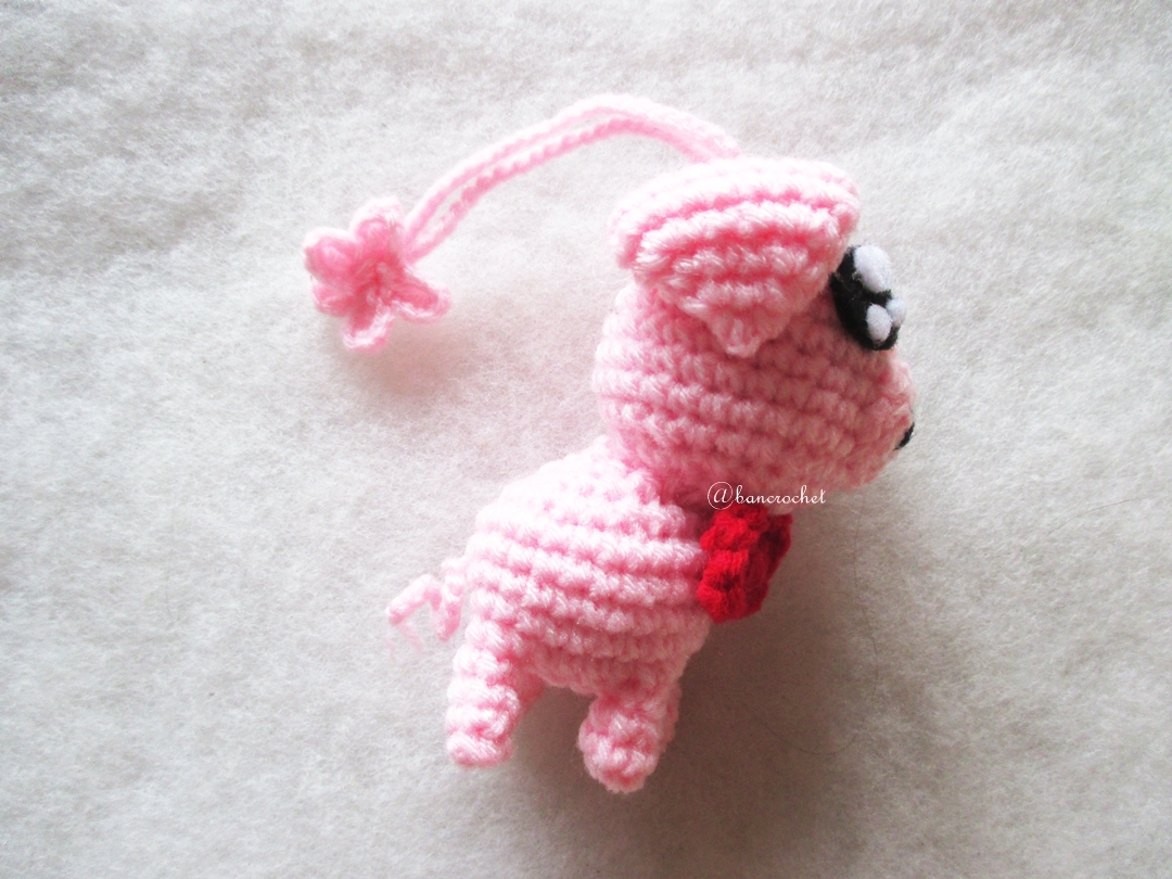 พวงกุญแจหมูถักไหมพรม ขนาด 4 นิ้ว pig crochet keychain 4 inch