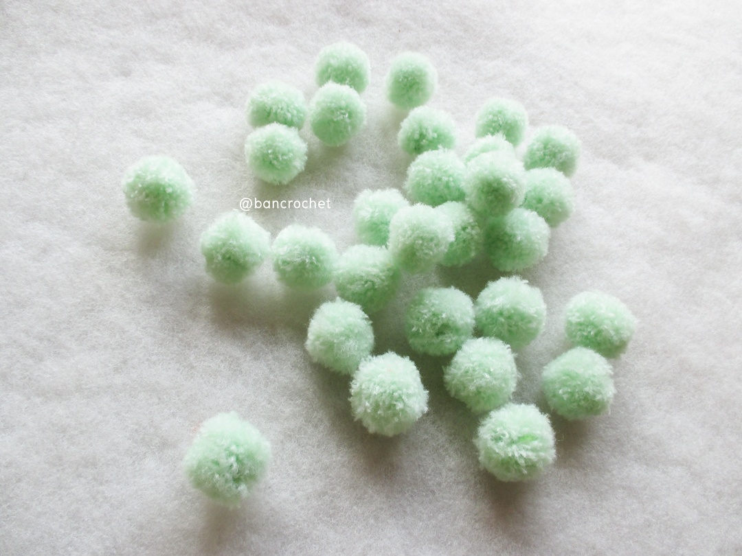 ปอมปอมไหมพรม ขนาด 2.5-3 ซม pom poms crochet เขียวอ่อน 2.5-3ซม.