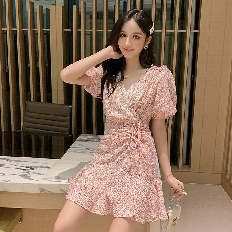 Dress4677 เดรสชีฟองลายดอกไม้ ทรงคอวีป้าย ชายระบาย มีซับในอย่างดี แต่งสายรูดช่วงกระโปรงเก๋ๆ ดูมีดีเทล ผ้าชีฟองเนื้อดีนุ่มมีน้ำหนักใส่สบาย งานสวยผ้านุ่มน่าใส่ ทรงนี้ใส่ได้เรื่อยๆ ใส่ทำงาน/ใส่เที่ยว ชุดเดียวเอาอยู่ **พร้อมส่งสีเขียวสีเดียวค่