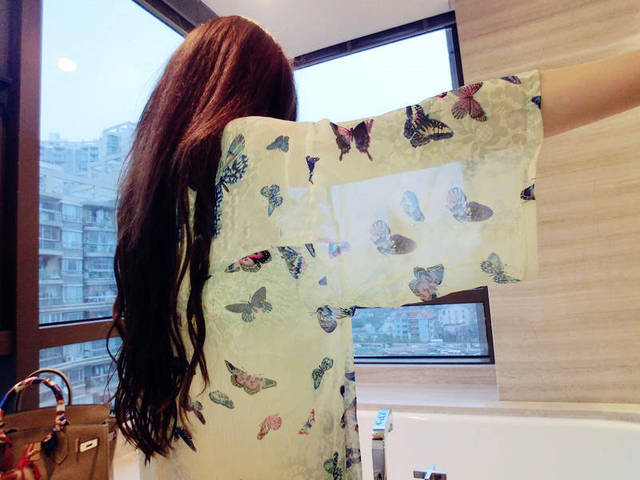 เสื้อคลุมแฟชั่น ผ้าชีฟองลายผีเสื้อ ใส่คลุมเก๋ๆ ใส่สบาย พร้อมส่งจ้า