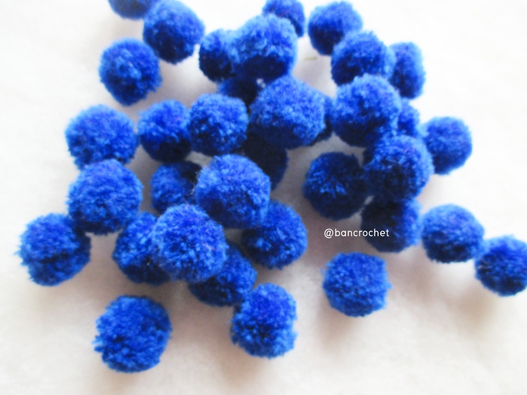 ปอมปอมไหมพรม ขนาด 2.5-3 ซม pom poms crochet น้ำเงิน 2.5-3 ซม.