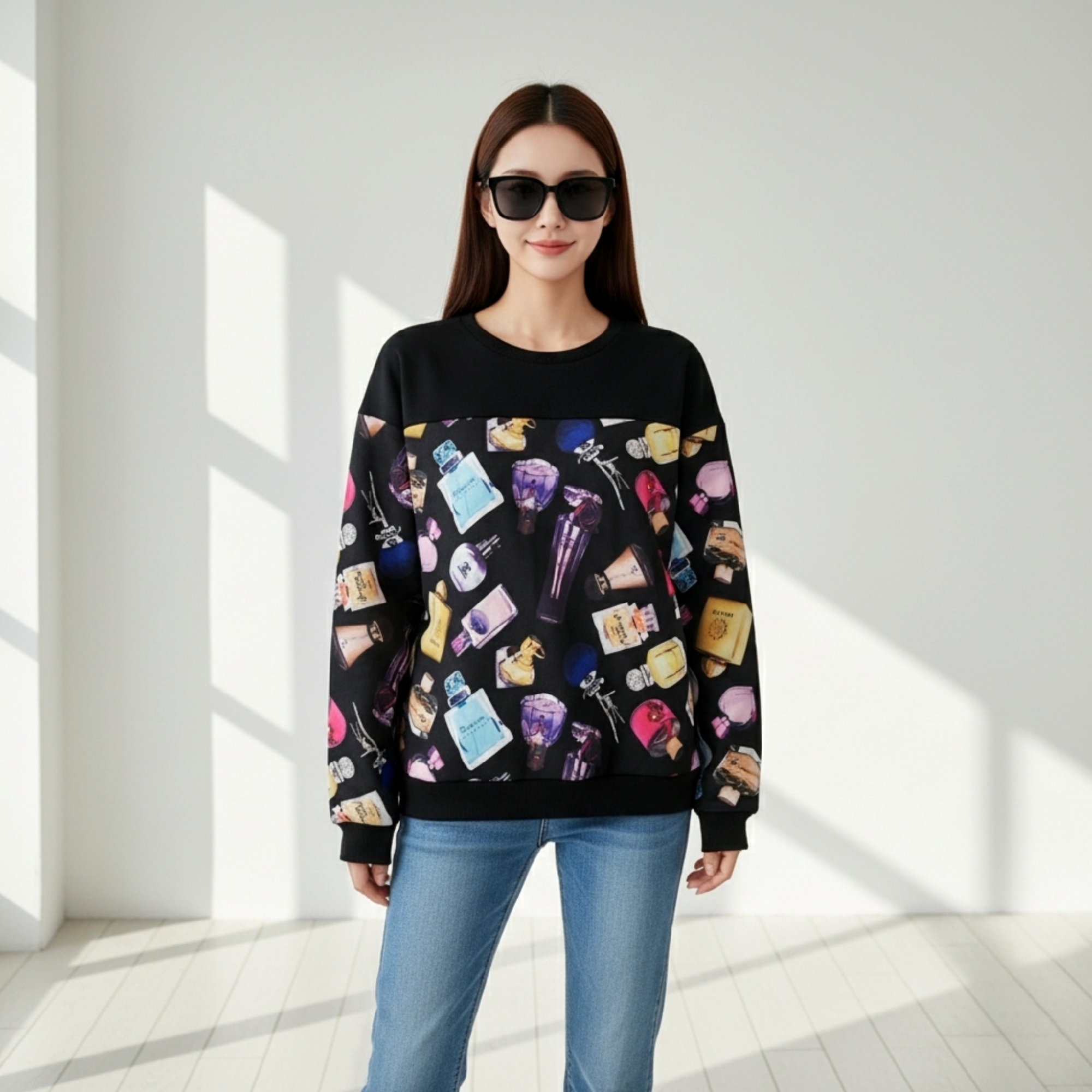 🖤 Blouse3808 เสื้อสเวตเตอร์แขนยาวผ้าโพลีเอสเตอร์กำมะหยี่ ลายกราฟฟิคขวดน้ำหอมโทนสีดำ หนานุ่มดูหรูแมทช์ง่าย ให้ลุคเรียบเท่แต่ยังละมุนอบอุ่นในวันสบาย ๆ