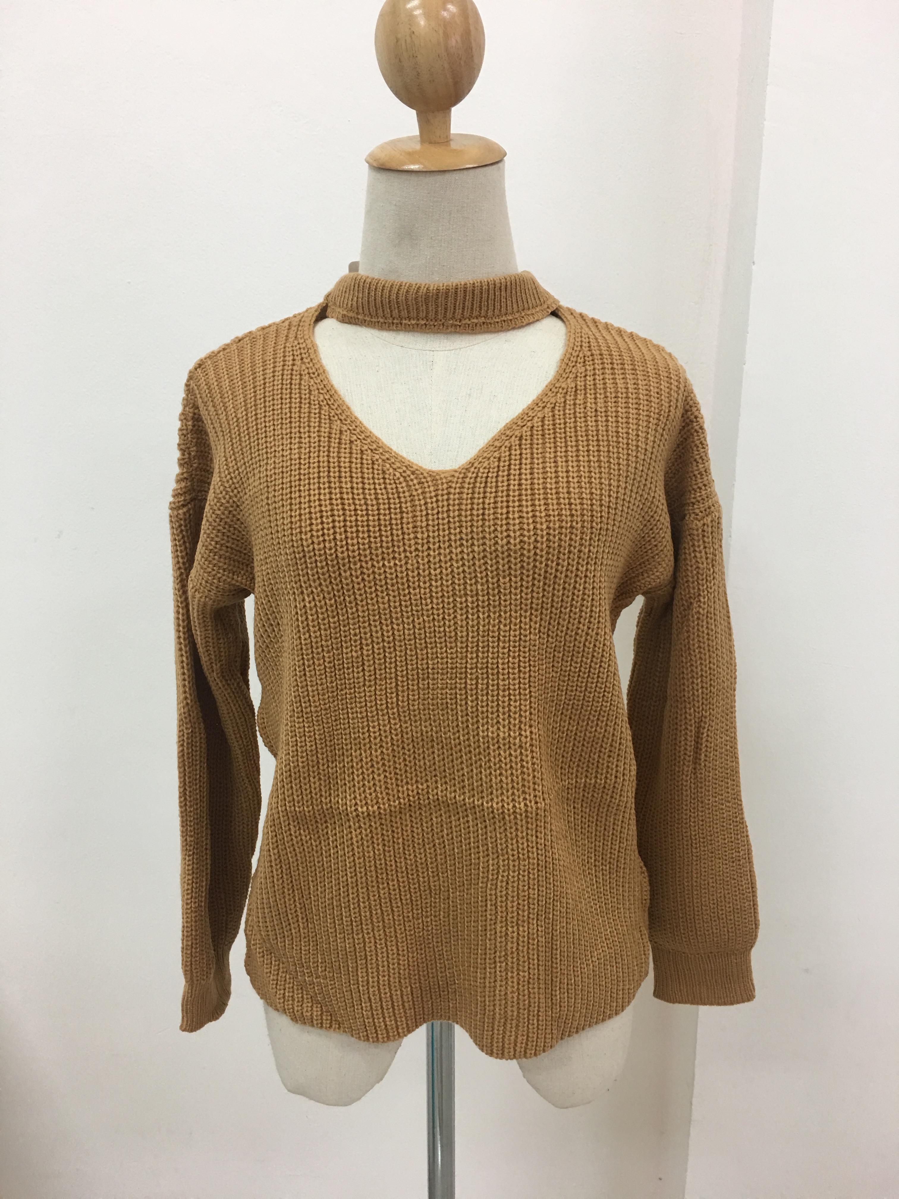 สีเหลืองน้ำตาล : เสื้อสเวตเตอร์ ไหมพรมคอวี แต่งสายคาด ลายทางในตัว ไหมพรมเส้นเล็ก เนื้อนุ่ม พร้อมส่ง