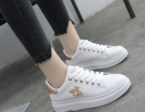 รองเท้าผ้าใบ ผู้หญิง รองเท้าผ้าใบ สีขาว ใส่เที่ยว ใส่วันสบาย ๆ รองเท้า วัยรุ่น แต่งลาย ผึ้ง เก๋ สีเงิน สีทอง s336643