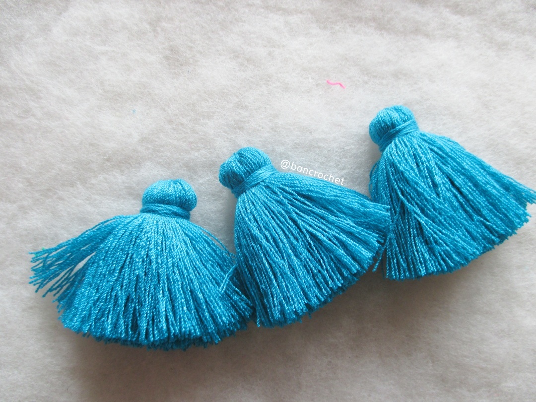 พู่แบบหนาฟู ขนาด 2 นิ้ว 4 ply tassel crochet acrylic yarn 4 ply ฟ้าเข้ม 2 นิ้ว